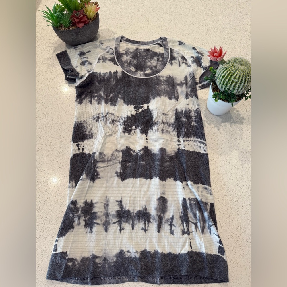 Lululemon Athletica tie die swiftly Short Sleeve Tee